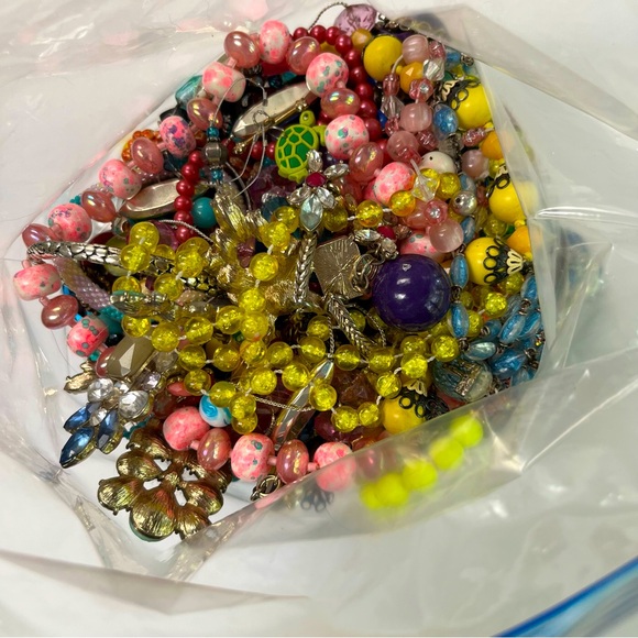 Over 4lb bag costume jewelry for ART Craft - mixed lot metals, beads, glass etc - Picture 4 of 7